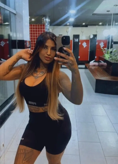 Experiência de luxo com Mell, garota de programa independente