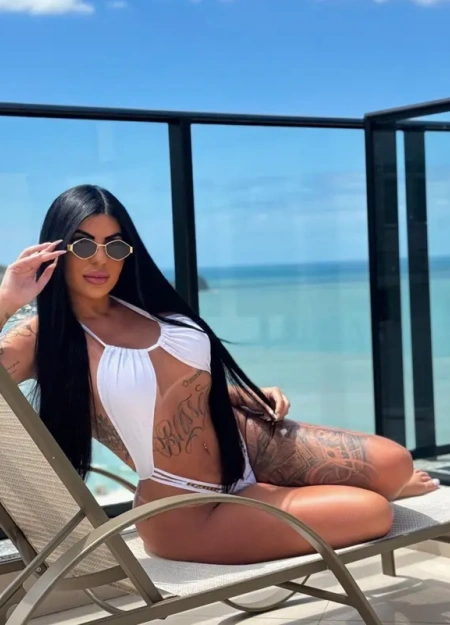 Suellen se destaca entre as garotas de programa por sua presença
