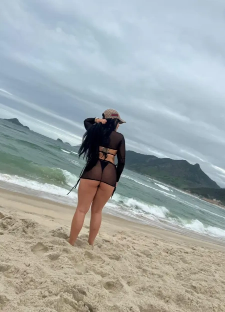 Larissa se junta às melhores acompanhantes grandes-mamas esta semana