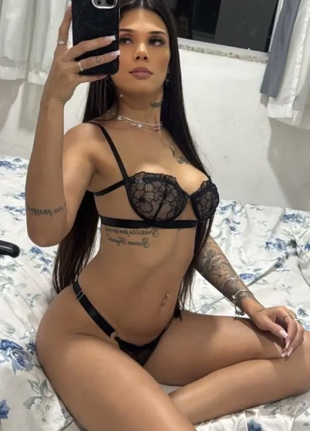 Aninha apresenta seu álbum de fotos de acompanhante profissional