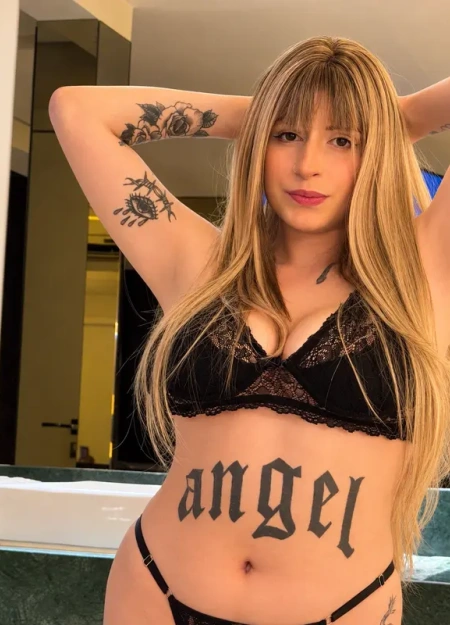 Miley Martini é a acompanhante Ninfeta ideal para o seu encontro