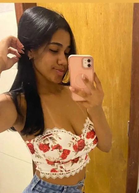 Livia apresenta seu álbum de fotos de acompanhante profissional