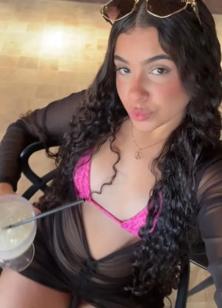 Procurando uma acompanhante? Alexia Oliveira é uma ótima escolha