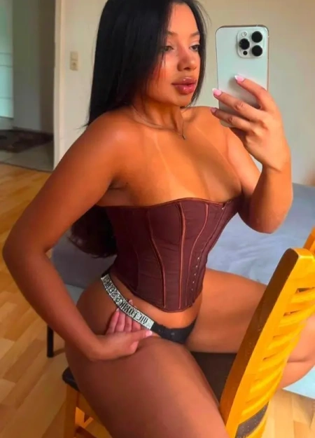 Isabelly está cadastrada no catálogo de acompanhantes de luxo